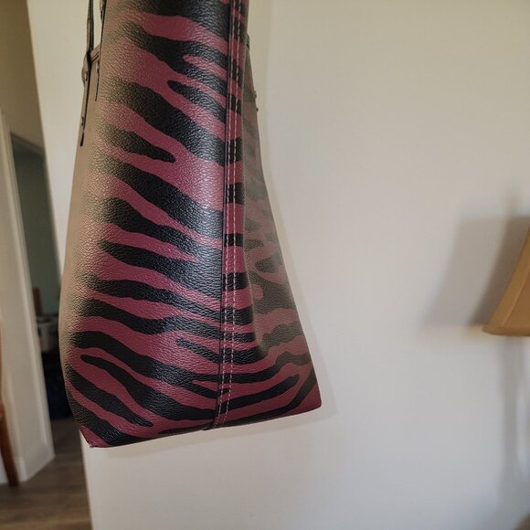 π COACH BURGUNDY & BLACK ZEBRA PRINT REVERSIBLE LEATHER TOTE PURSE - Picture 3 of 7